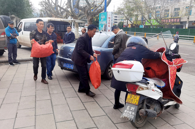 羅平煙草分公司機(jī)關(guān)干部職工踴躍購買扶貧產(chǎn)品，大額資金彰顯責(zé)任擔(dān)當(dāng)